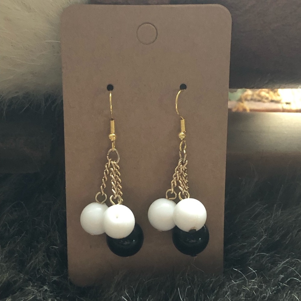 Vintage repurpose black and white pearl bead dangle earrings